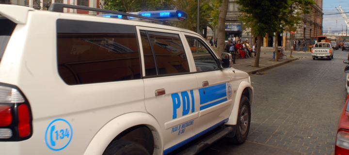 Los oficiales divisaron a un sujeto que se daba a la fuga por calle Valdivia, logrando detener al individuo para luego constatar que portaba en su mano la suma de $185.000 en dinero en efectivo. carro