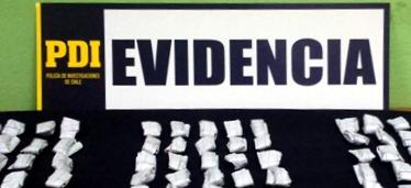 En el inmueble del sujeto fueron incautados otros 75 envoltorios de papel cuadriculado con droga "alucinógeno"